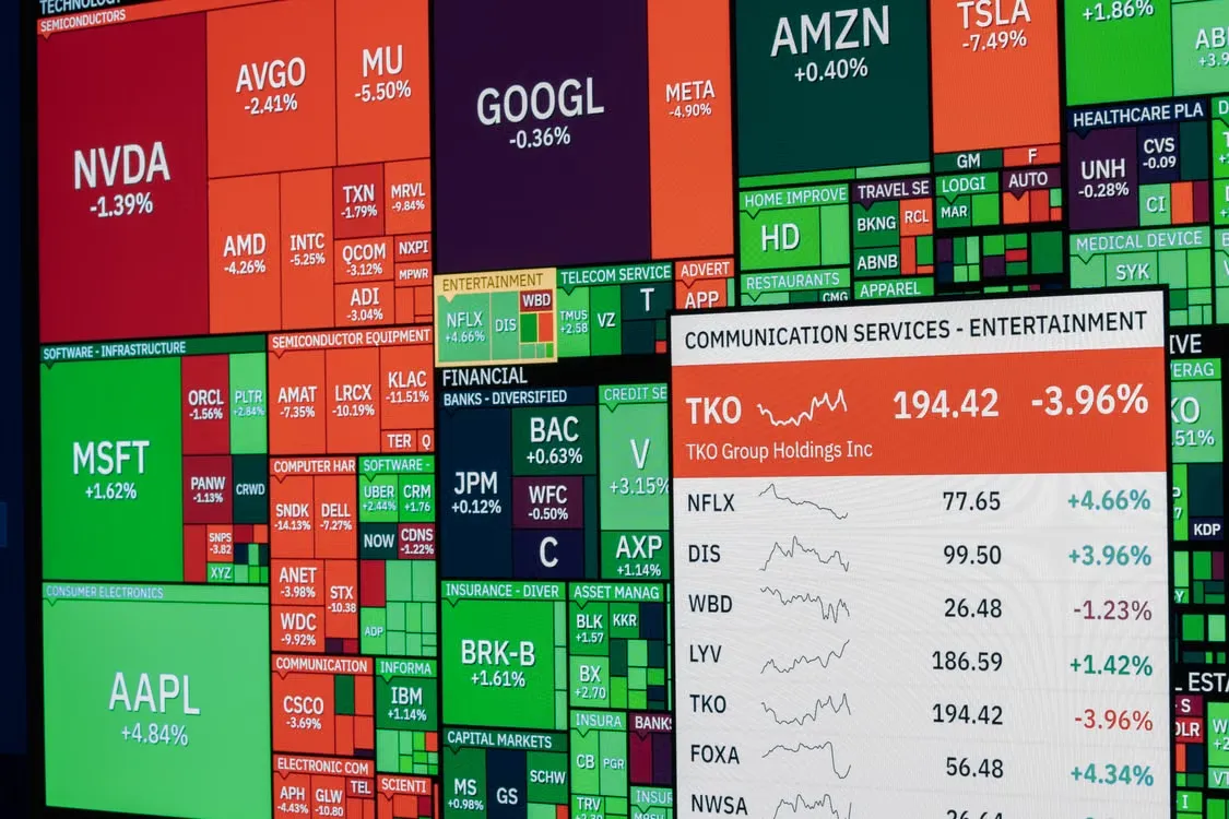 Yielbo AI client reviewing crypto charts